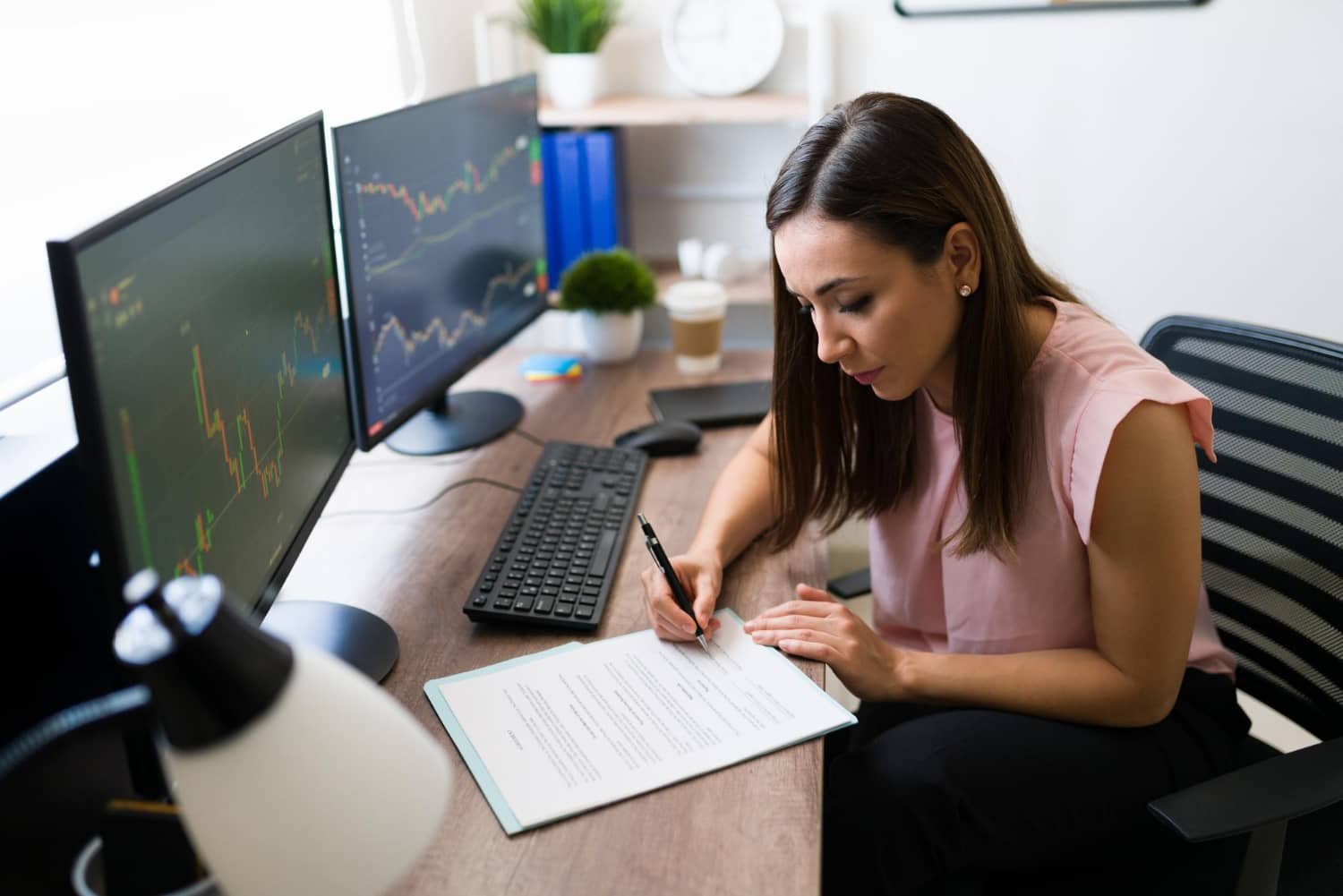 Trader analisando gráficos de forex em computador